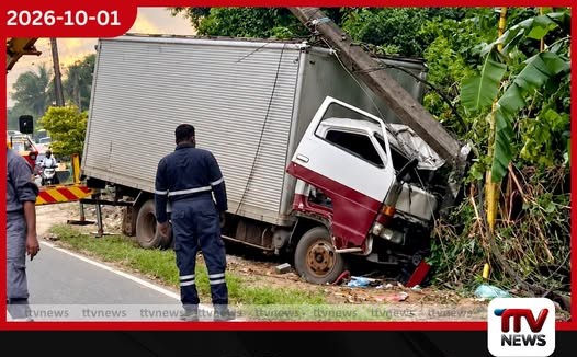 පාලනයෙන් ගිලිහුණු ලොරි රථය ආටිගල හන්දියේ විදුලි කණුවක ගැටෙයි