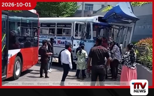 ප්රයිවට් බස් එකක් හැව්ලොක්වලදී බස් හෝල්ට් එකක් කඩාගෙන ගිහින්!