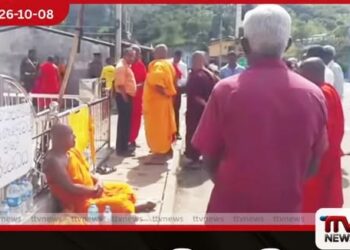ඥානසාර හිමිගේ චීවරය  ඉවත් කිරීමට විරෝධය පා  උඩුදුම්බරදී උපවාසයක්