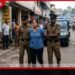රත්නපුරේ උකස් සේප්පුවෙන් රුපියල් ලක්ෂ 7.5 ක රන්මාල උස්සා බොරු ඒවා දැමූ සහකාර මැනේජර් නෝනා අත්අඩංගුවට!