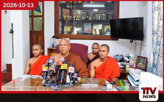 මේ වෙද්දිත් හාමුදුරුවරු හැටදෙනෙක් සිරකරුවන්ට උරුම ඇඳුමෙන් බන්ධනාගාරයේ ඉන්නවා
