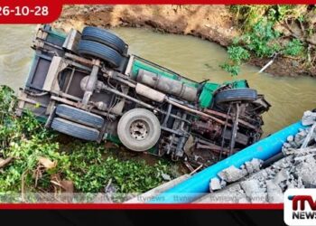 ගලේවෙල කළු පාලමෙන් ටිපර් රථයක් පහළට පෙරළෙයි