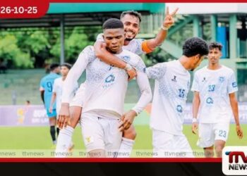 සුපර් ලීග් පාපන්දු පිටියේ කොළඹ සහ අප්කන්ට්රි ලයන්ස් පෙරමුණේ