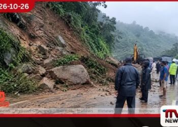 ඇල්ලේපොළ ප්රදේශයේ සිදු වූ නායයෑමක් හේතුවෙන් බලංගොඩ – රත්නපුර මාර්ගයේ රථවාහන ධාවනයට දැඩි බාධා